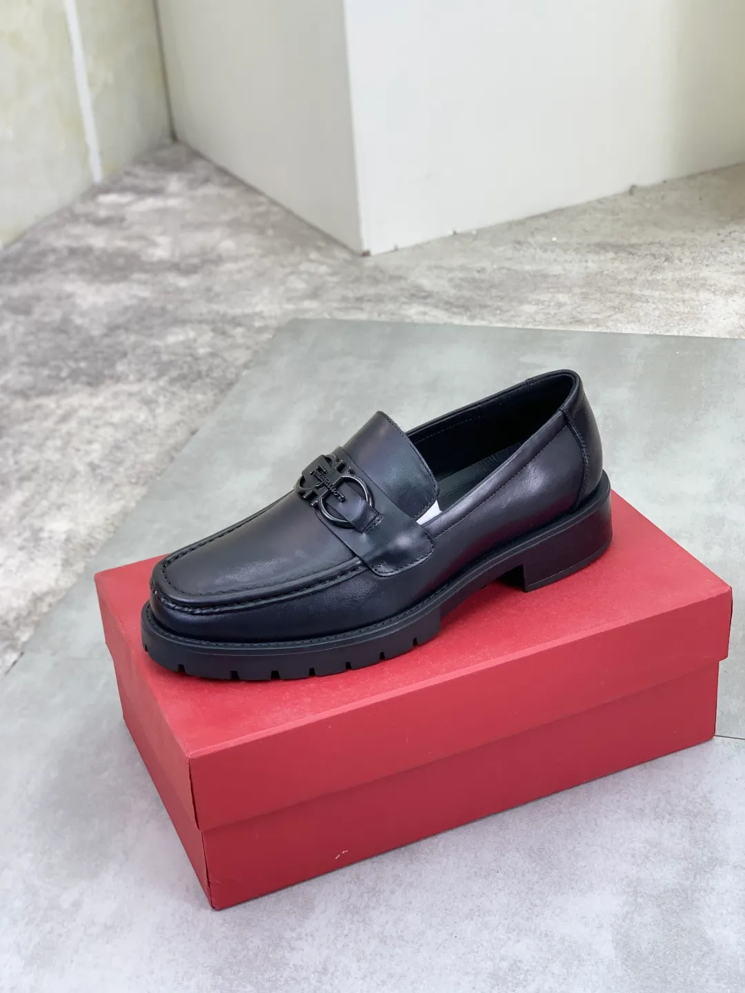 Men's Men's Shoes 💰P480💰[New Style] Water-dyed Niuli 🆘[Salvatore Ferragamo] Ferragamo's latest casual business leather shoes for men! Listed simultaneously! The fabric is made of specially imported original calfskin, and the interior is made of imported water-dyed cowhide. It is absolutely luxurious and leads the fashion trend. Matching code: 38-44 (45 and 46 can be customized) Multiple colors available
